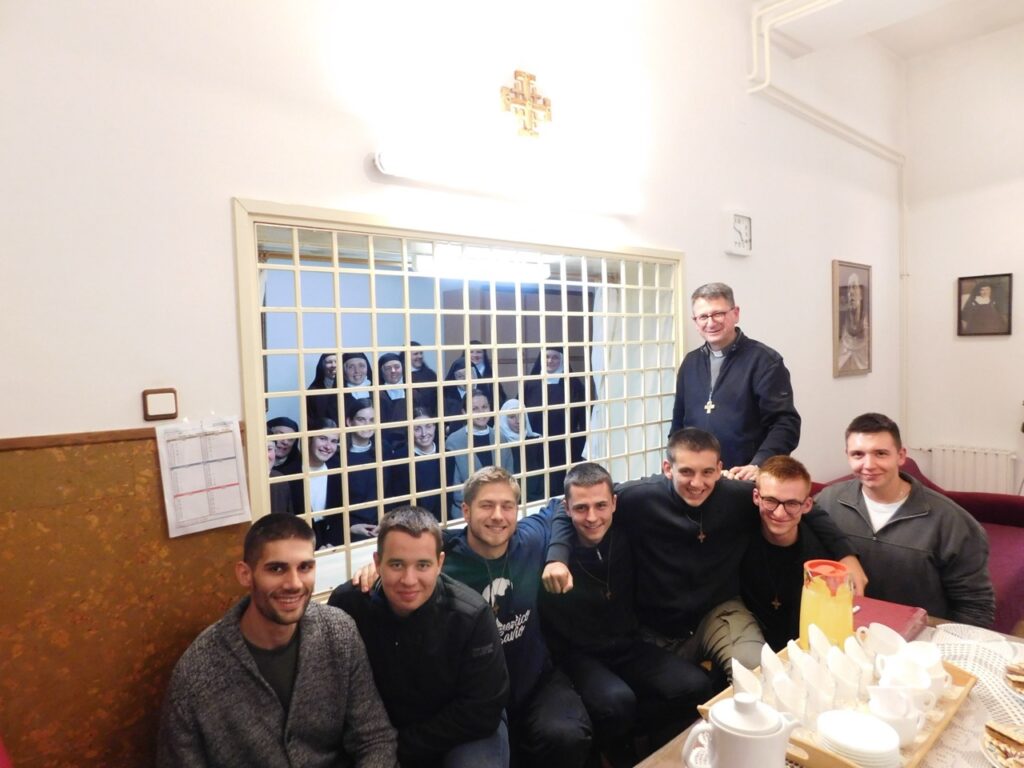 Budući salezijanci pred rešetkom Karmela